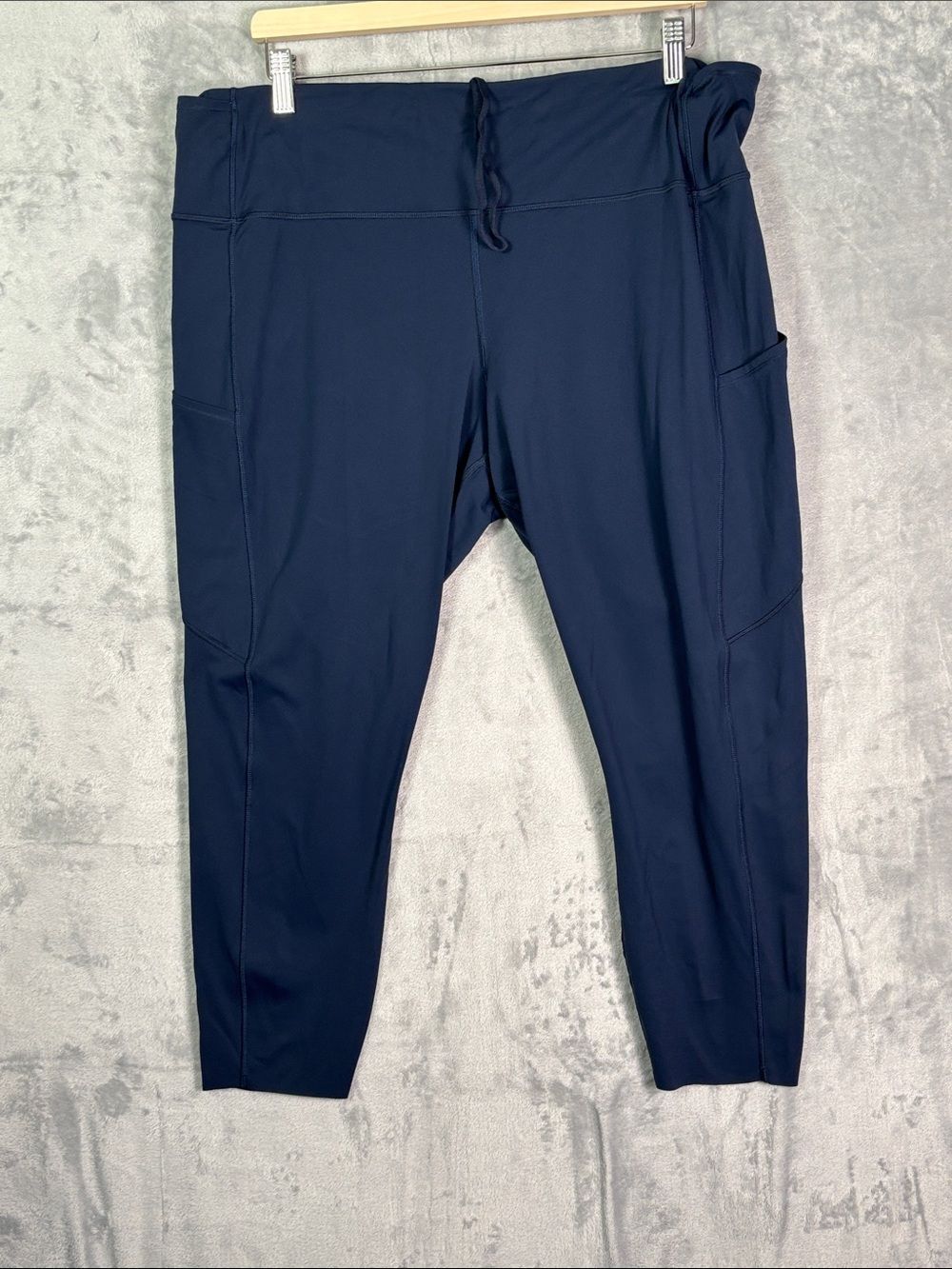 Lululemon Navy Drawstring Cropped Joggers Women’s Size 20